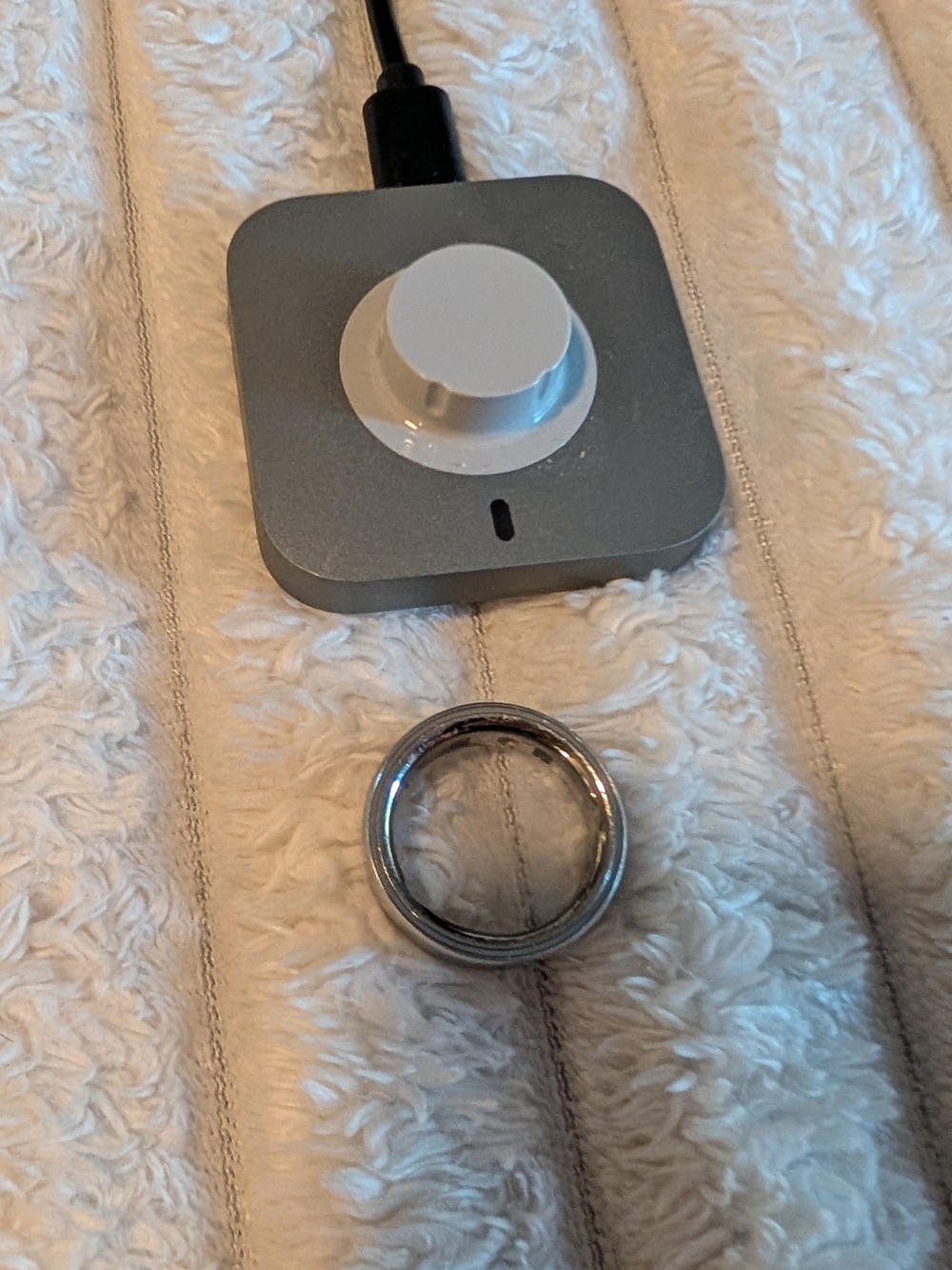 Oura Silver Smart Ring with Charging Dock (Silver)